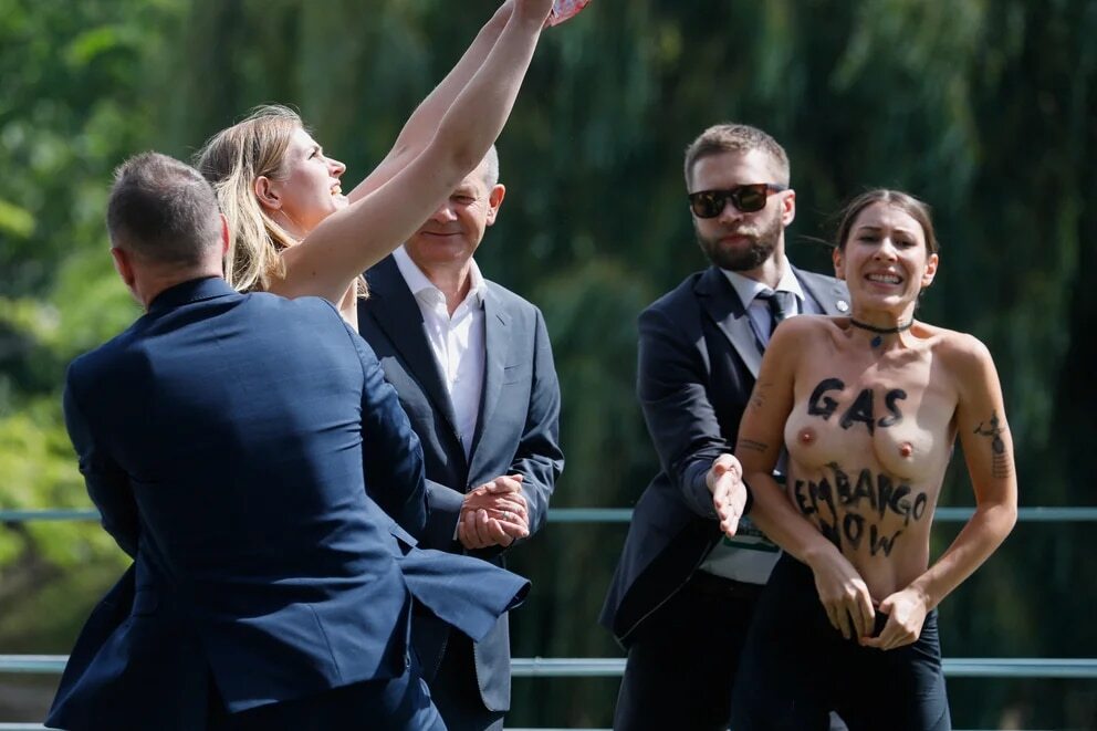 Mujeres con los pechos al aire protesta contra el canciller aleman eljacaguero2