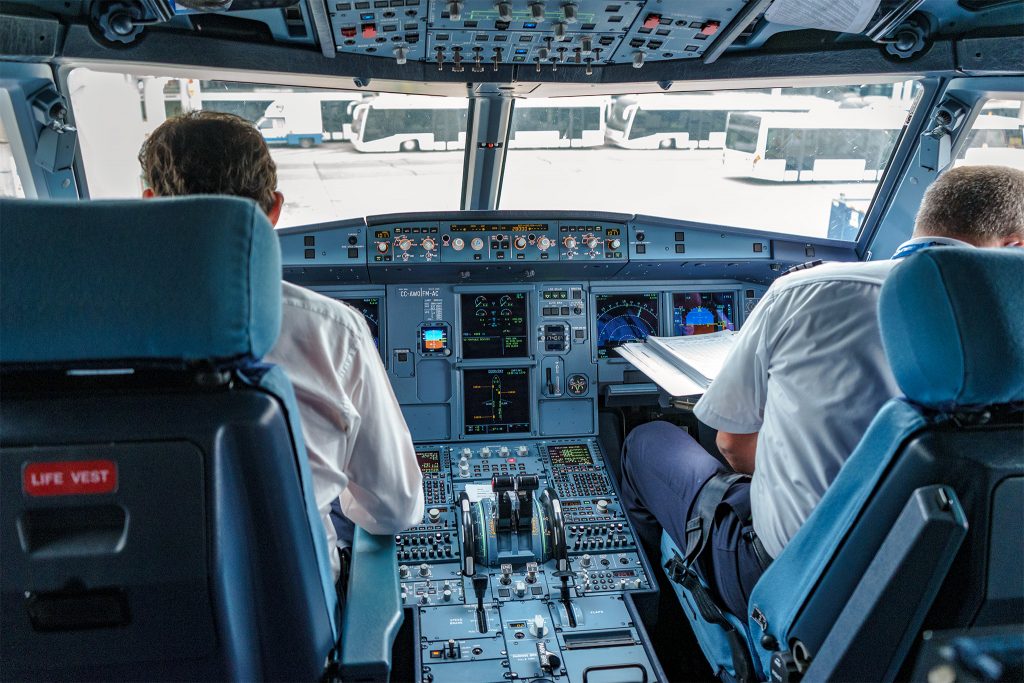 ¡A puñetazos limpios! Suspenden pilotos de Air France que se pelearon en pleno vuelo Pilotos