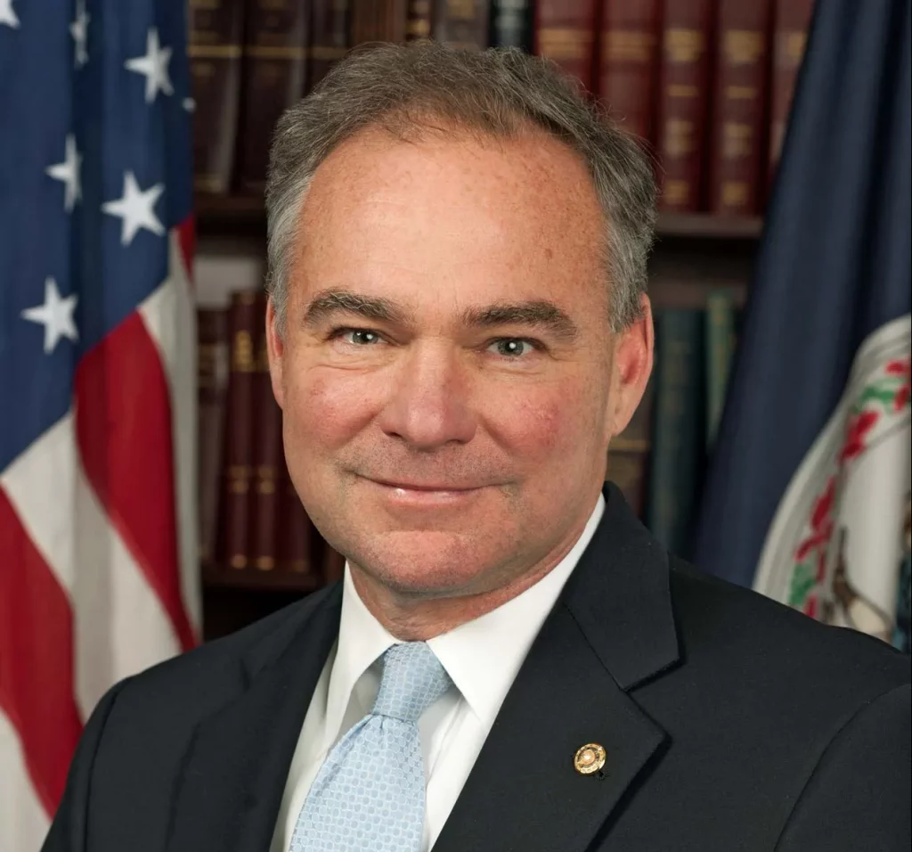 “REPÚBLICA DOMINICANA ESTÁ DE MODA”: SENADOR AMERICANO Y PRESTIGIOSO MEDIO DE COMUNICACIÓN DE EE. UU. RESALTAN TRABAJO DEL PAÍS PARA ATRAER INVERSIONES Tim Kaine e1659996913220