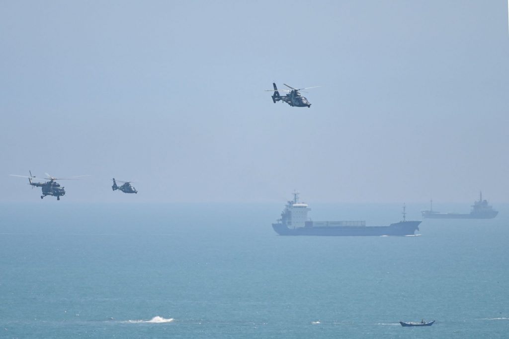 helicoptero militar chino sobrevuela la isla de Pingtan cerca de Taiwan