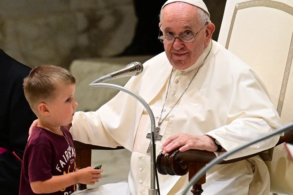 nino se acerco al papa Francisco en plena audiencia en el Vaticano1