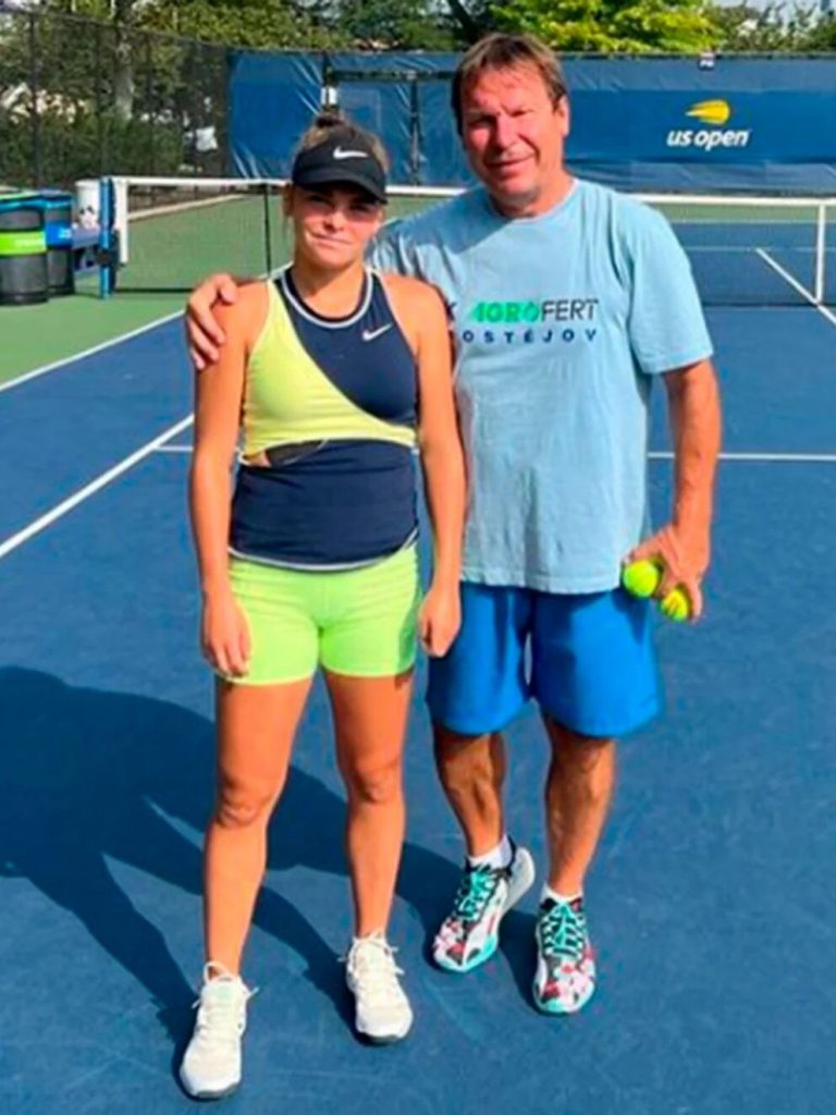 tenista checa Sara Bejlek junto a su padre Jaroslav en el US Open
