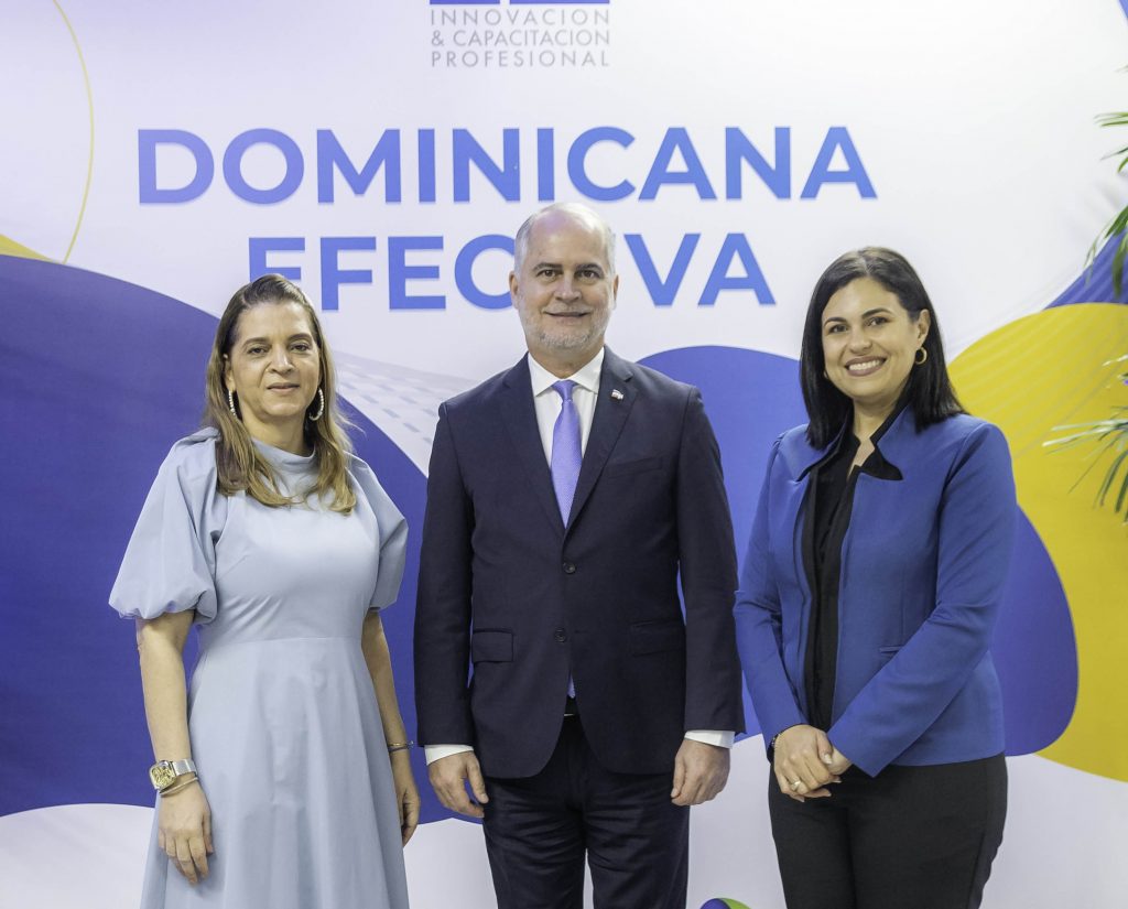 Superintendente de Bancos apuesta a la transformación digital para impulsar el sector financiero Aury Fernandez Alejandro Fernandez y Cayra Bencosme