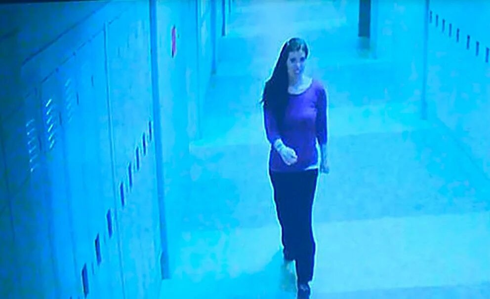 Colleen Ritzer tomada en los pasillos de la escuela antes de ser asesinada