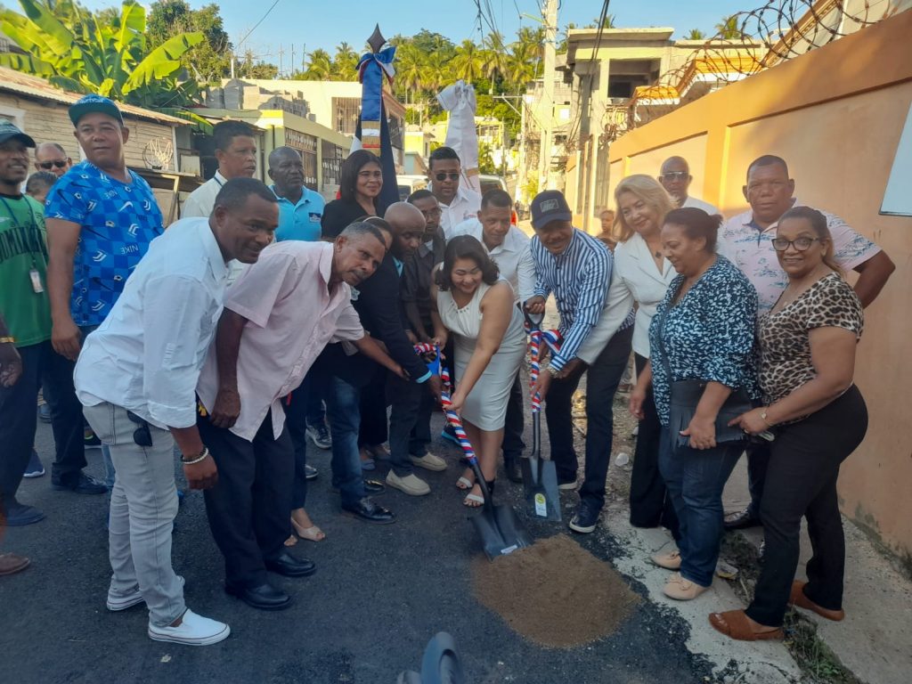 El alcalde Jose Montas da uno de los palazos.