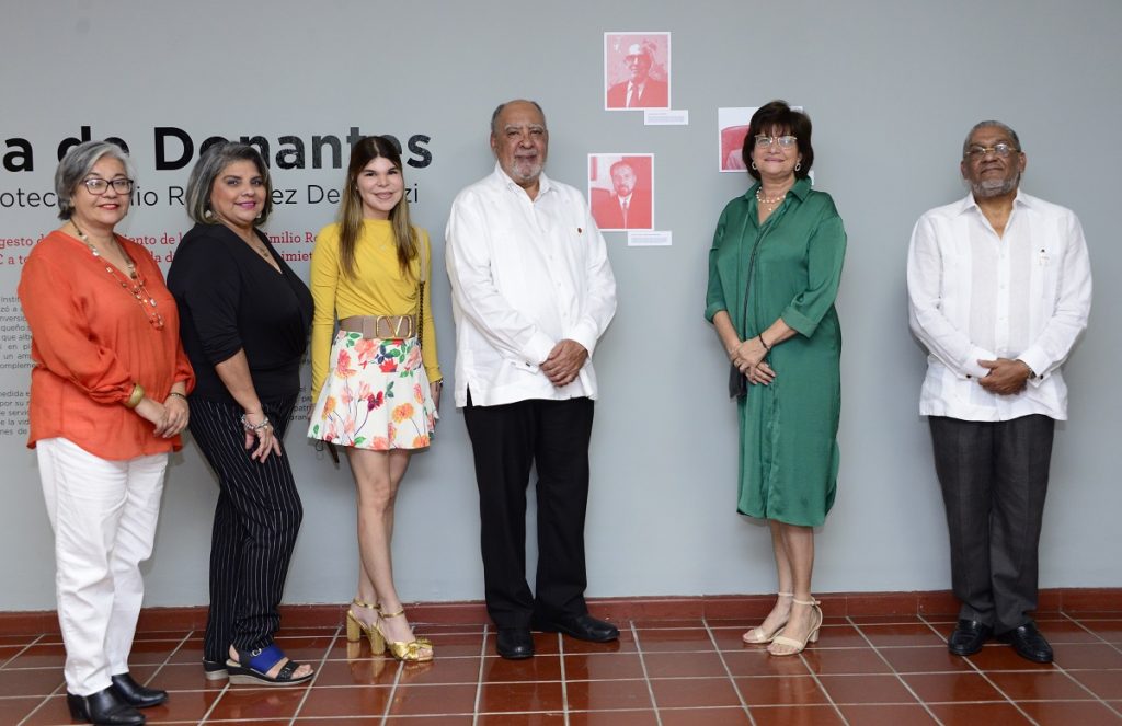 Familiares de Frank Guerrero Prats visitan Galeria de Donantes de Biblioteca Emilio Rodriguez Demorizi junto al rector de INTEC