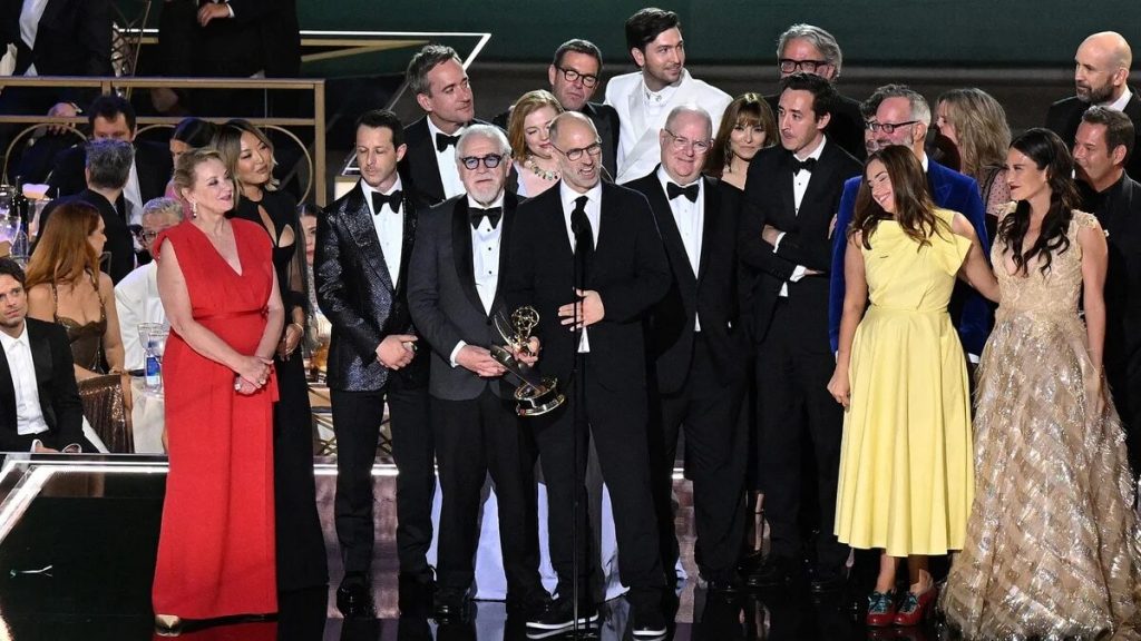 Jesse Armstrong acepta el premio a mejor serie dramatica por Succession de HBO