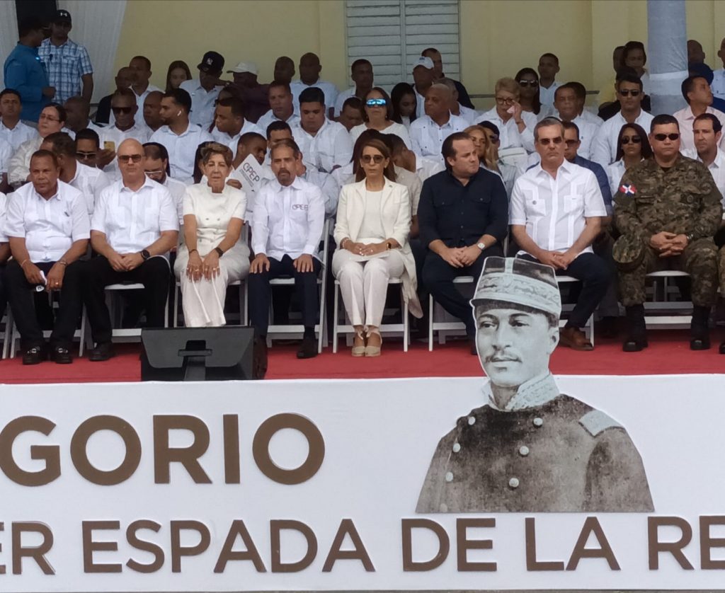 Luis Abinader encabeza el acto junto a autoridades civiles y militares