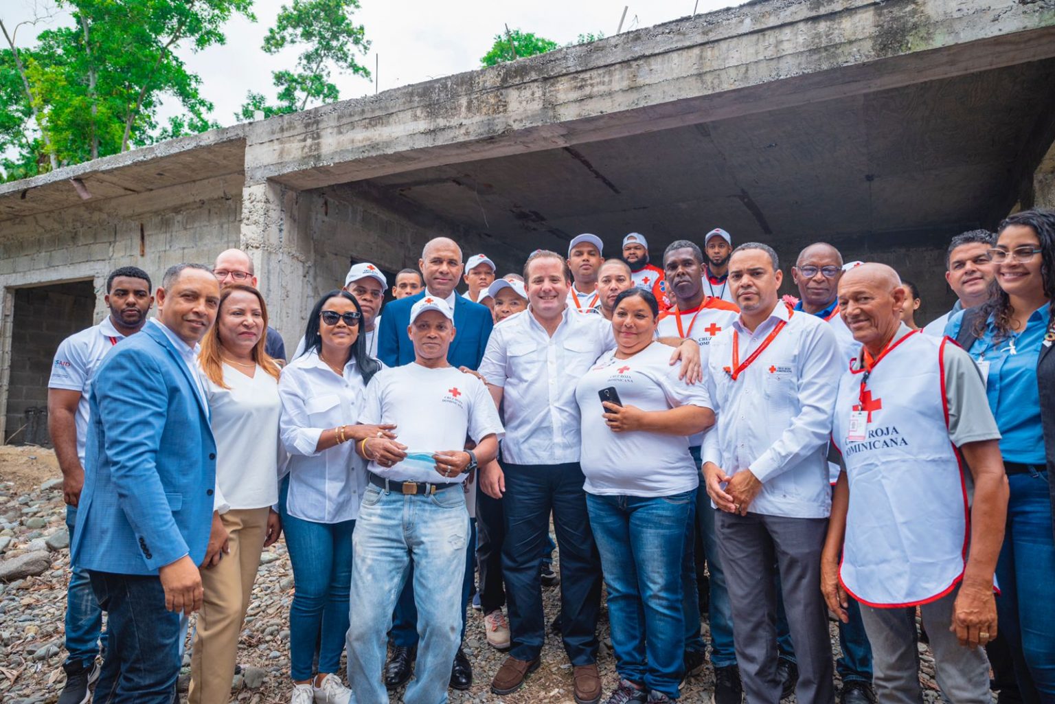 Paliza entrega aportes remodelacion parroquia en Cotui y construccion hogar Cruz Roja en Bonao