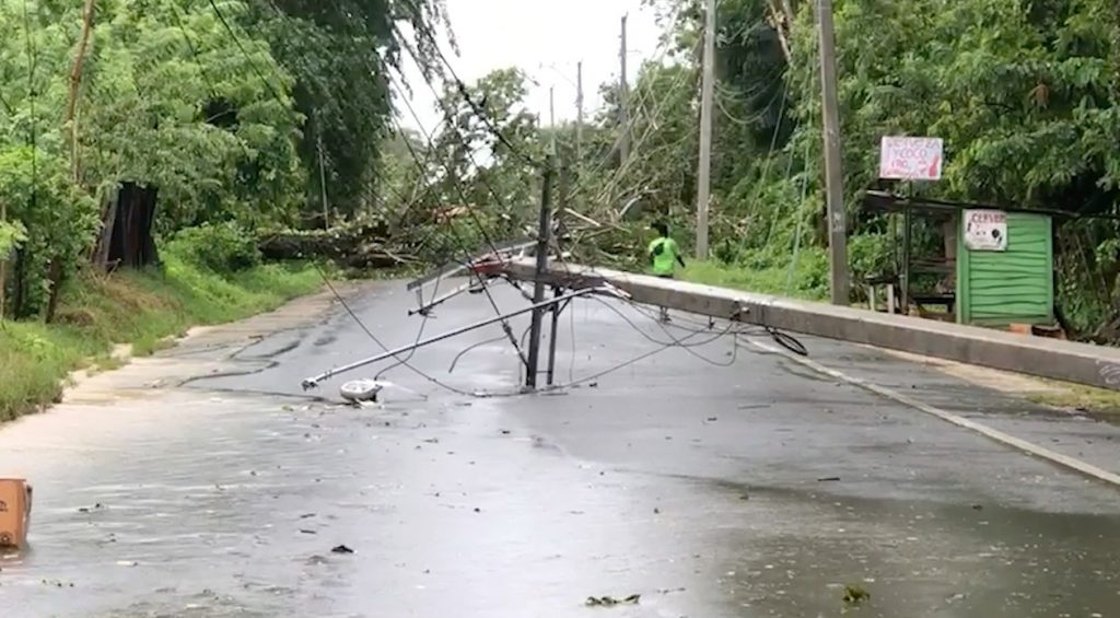 poste del tendico electirco fue derribado en Castillo por los vientos del huracan