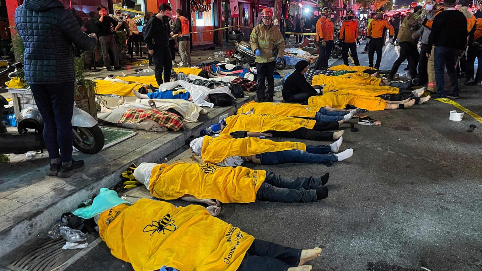 Al menos 146 muertos y mas de 150 heridos tras una avalancha en un popular barrio de ocio de Seul