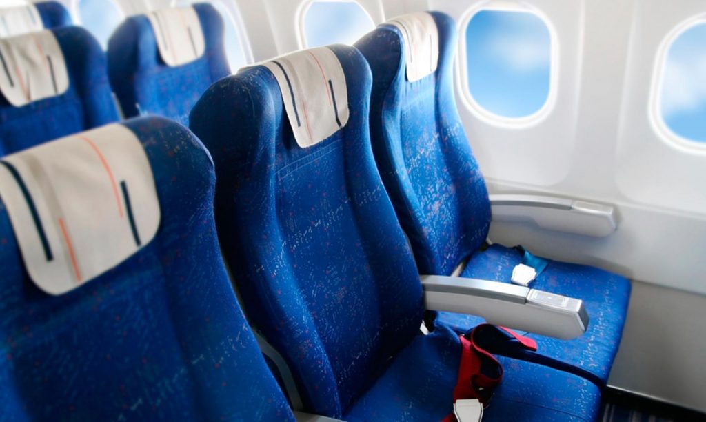 Una influencer se queja en Twitter por viajar entre dos obesos y la aerolínea la recompensa por la mala experiencia Asiento de avion