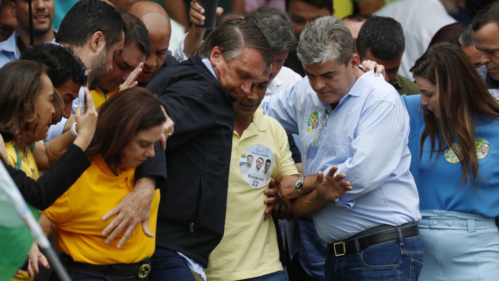 Bolsonaro casi se cae de la plataforma en la que se encontraba