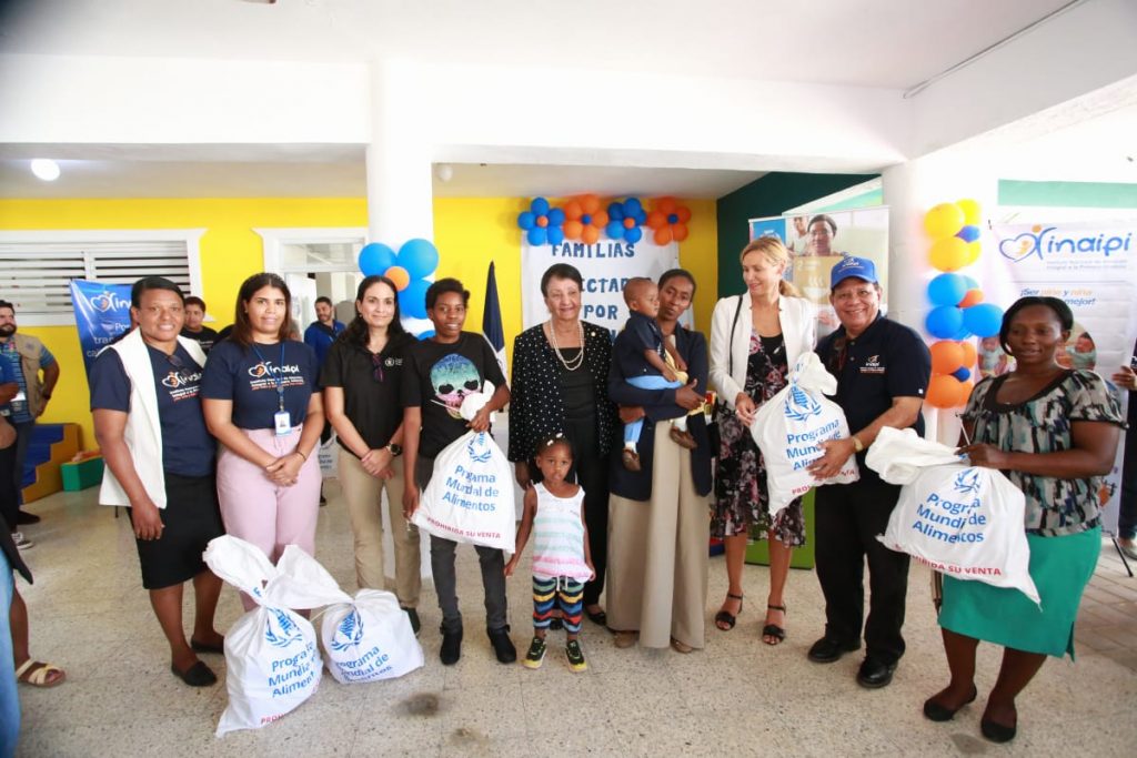 Inaipi entregan canastas de alimentos para familias de infantes afectados por huracan Fiona
