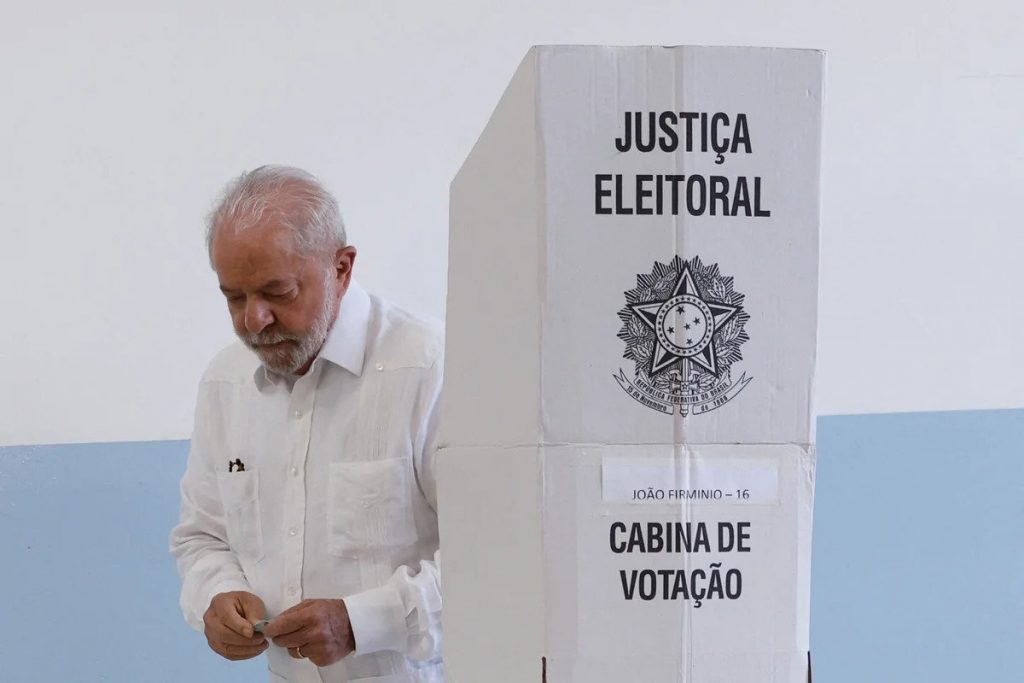 Lula da Silva vota en las elecciones de brasil