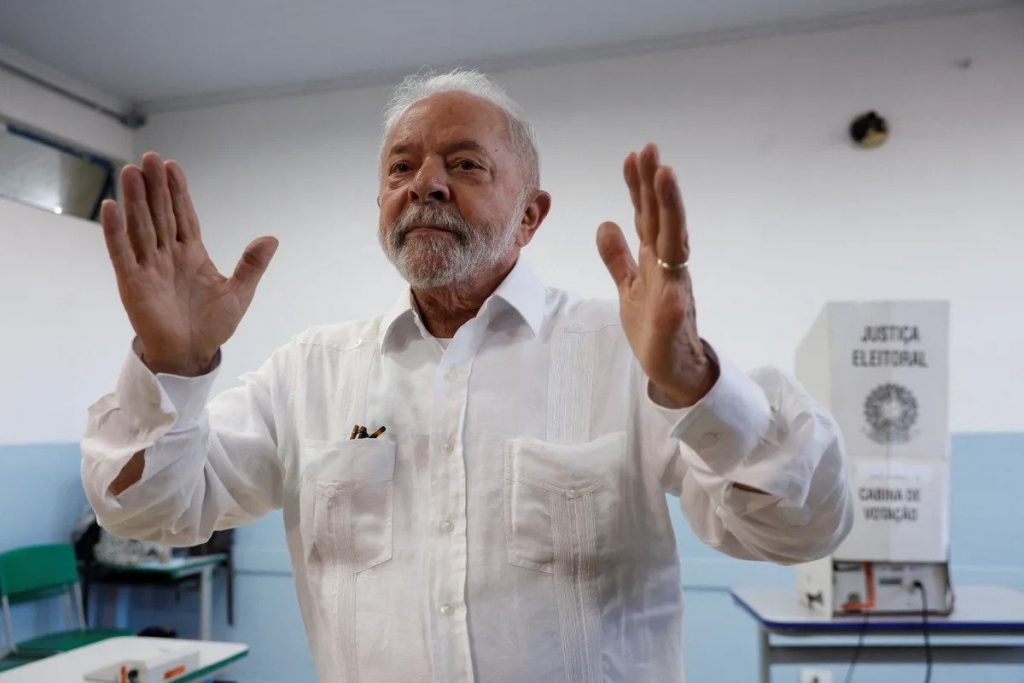 Lula da Silva vota en las elecciones de brasil1