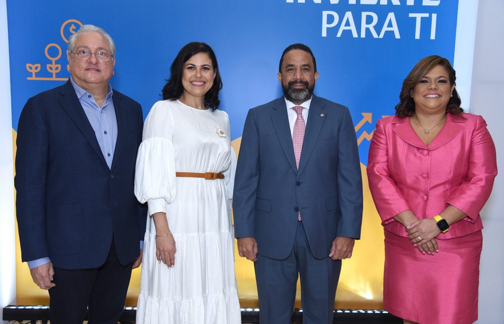 AFP Siembra y CAPEX auspiciaron la conferencia “La Reinvención es la Cura” con el economista Leo Piccioli  Miguel Lama Cayra Bencosme Irving Muniz Cespedes y Claudia Brito