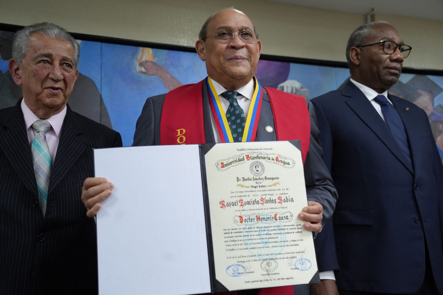 Rafael Santos Badia recibe titulo de Doctor Honoris Causa