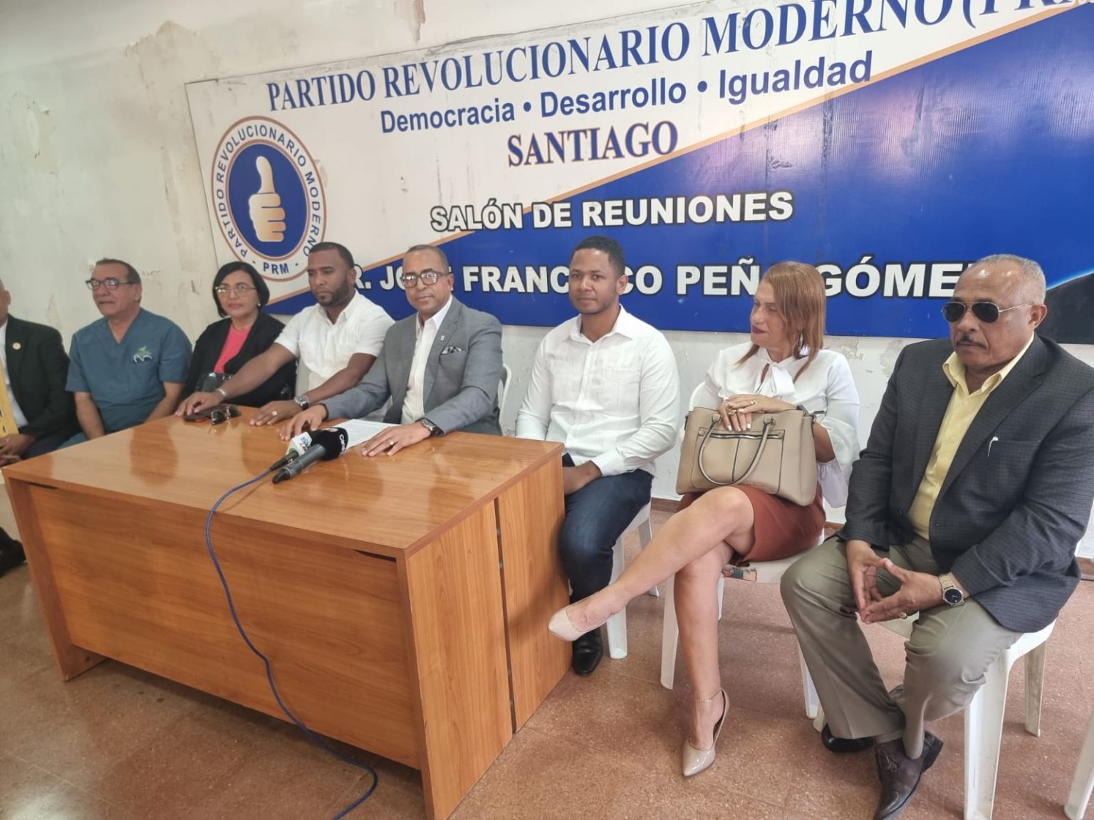 Regidor del PRM defiende honorabilidad tras acusaciones difamatorias del alcalde Abel Martinez