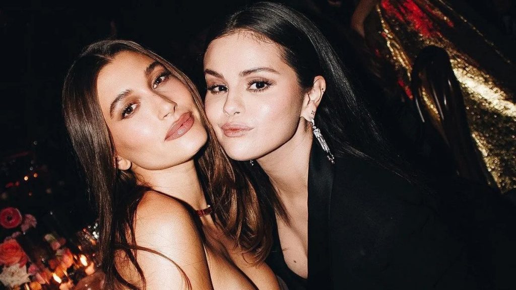 Selena Gomez y Hailey Bieber sorprendieron al posar juntas en una fiesta