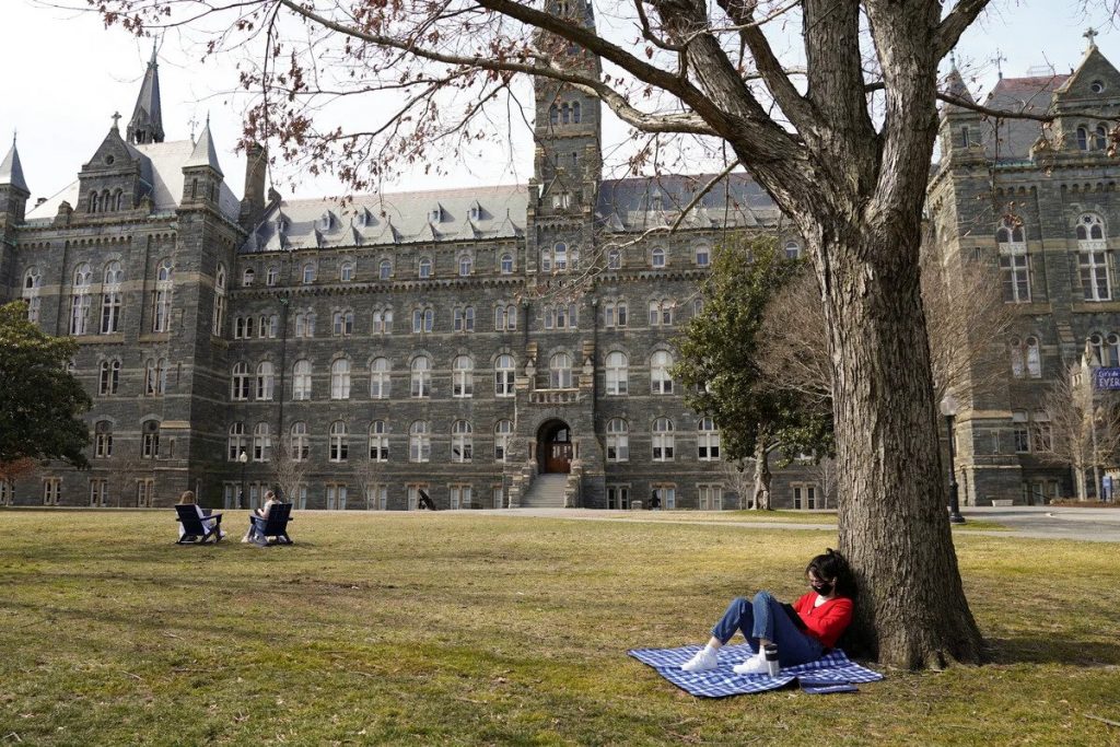 Universidad de Georgetown celebro una decision judicial que permite a estudiantes internacionales trabajar en EEUU