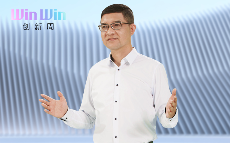 Zhou Xiaohua director del departamento de marketing y ventas de soluciones de servicios y software de Huawei presenta t