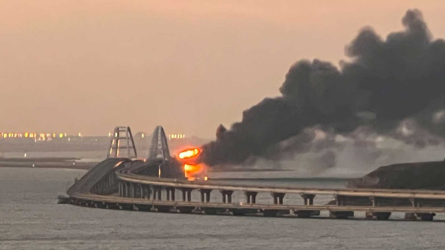 explosion destruyo gran parte del puente de Kerch que conecta a Rusia con Crimea