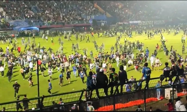 futbol en Indonesia deja 127 muertos eljacaguero1