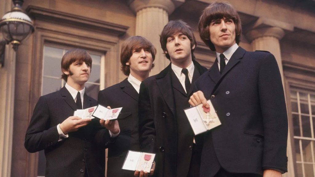 los Beatles fueron distinguidos por la Reina2