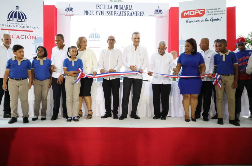 Presidente Abinader entrega obras en San Cristóbal por más de RD$697 millones Abinader entrega obras en San Cristobal por mas de RD697 millones