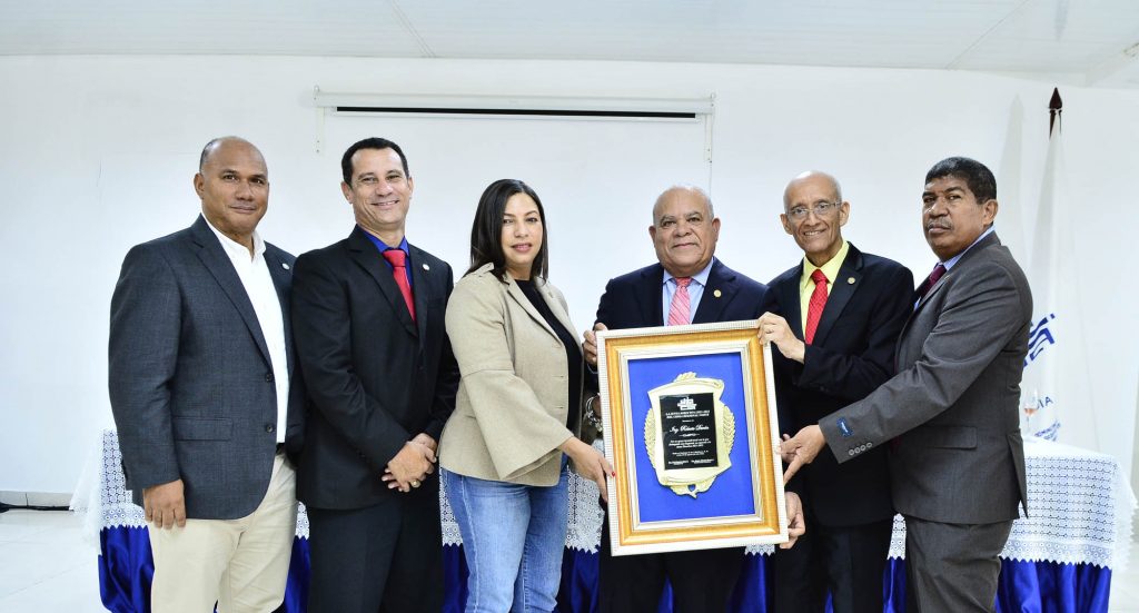 CODIA regional norte reconoce expresidente ingeniero Roberto Duran