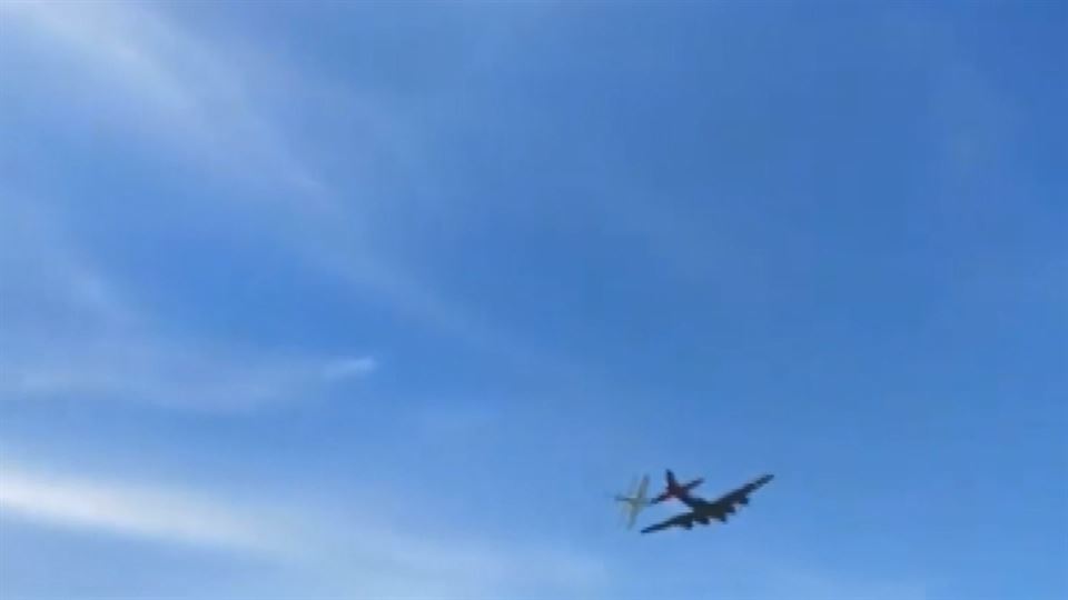 Dos aviones colisionan en el aire durante una exhibicion en EE.UU .1
