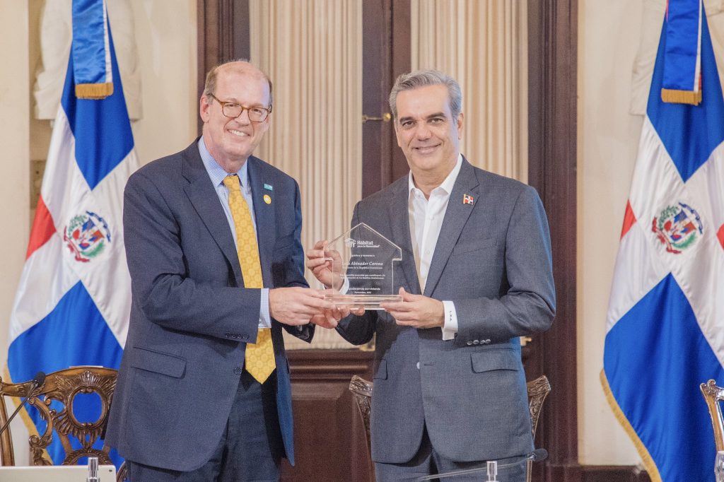 Gobierno junto a Hábitat Dominicana y FICEM sustituirán 10 mil pisos de tierra por concreto en todo el país Gobierno junto a Habitat Dominicana y FICEM sustituiran 10 mil pisos de tierra 1