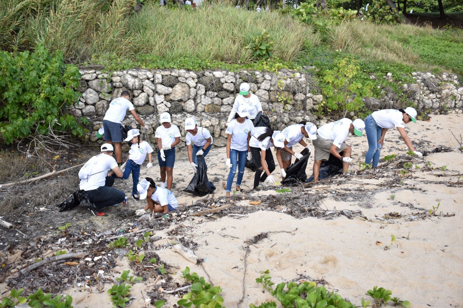 INFOTEP retira desechos de dos kilometros de playa del malecon de Puerto Plata