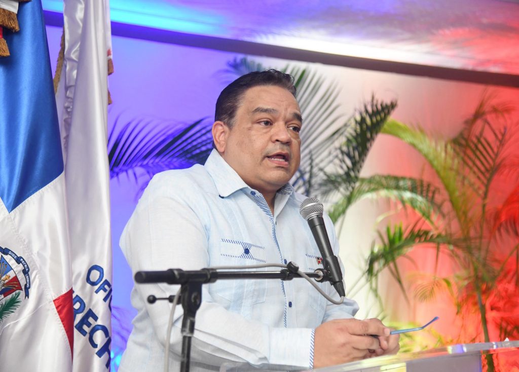 Jose Ruben Ginell Cosme expone en el taller.