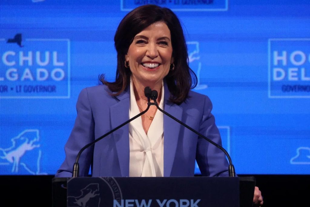 Kathy Hochul se convirtio en la primera mujer electa que gobierne Nueva York