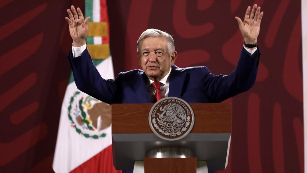 Lopez Obrador saca musculo y marca el camino a los candidatos presidenciales de Morena