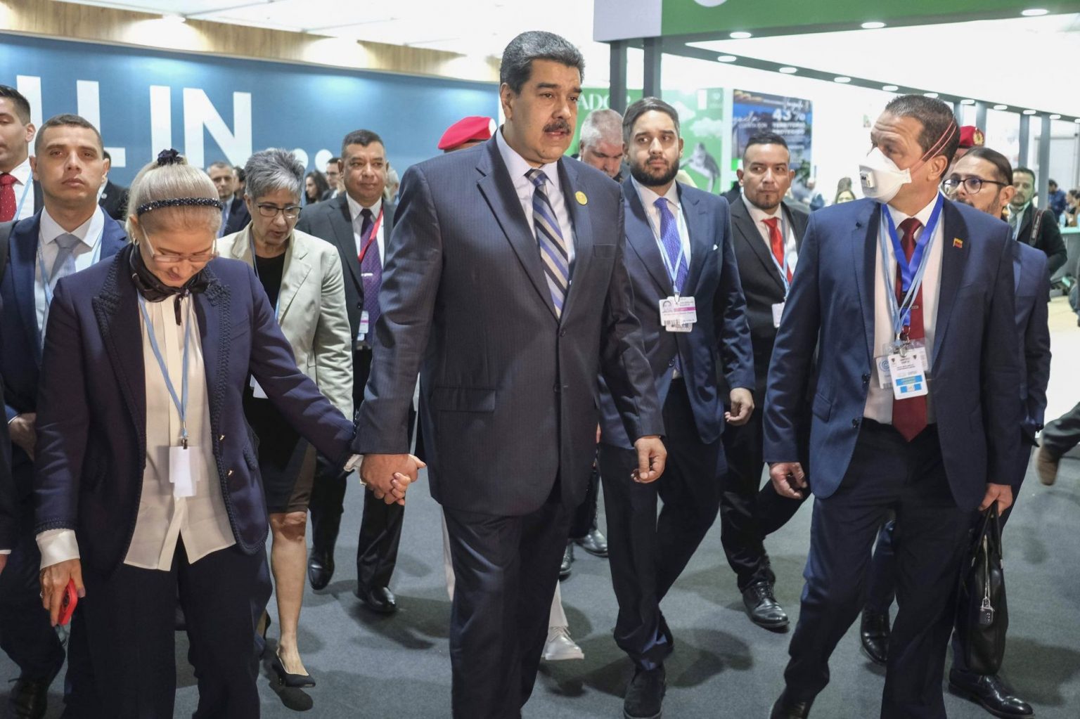 Maduro estrena su nueva posicion internacional en la cumbre del clima al verse con Macron Kerry y Petro