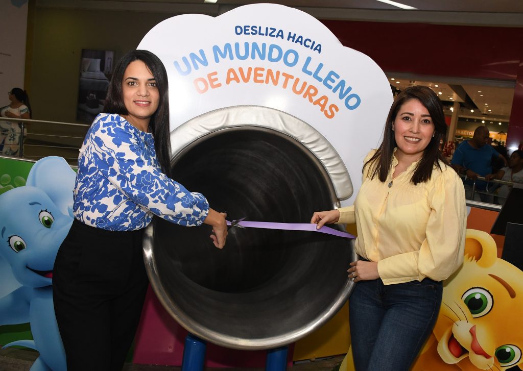 Creciendo con Kinder inaugura el Tobogán Kinder 2do nivel de Sambil Mall Maria Heredia Jennifer Elias y Franchesca Francisco