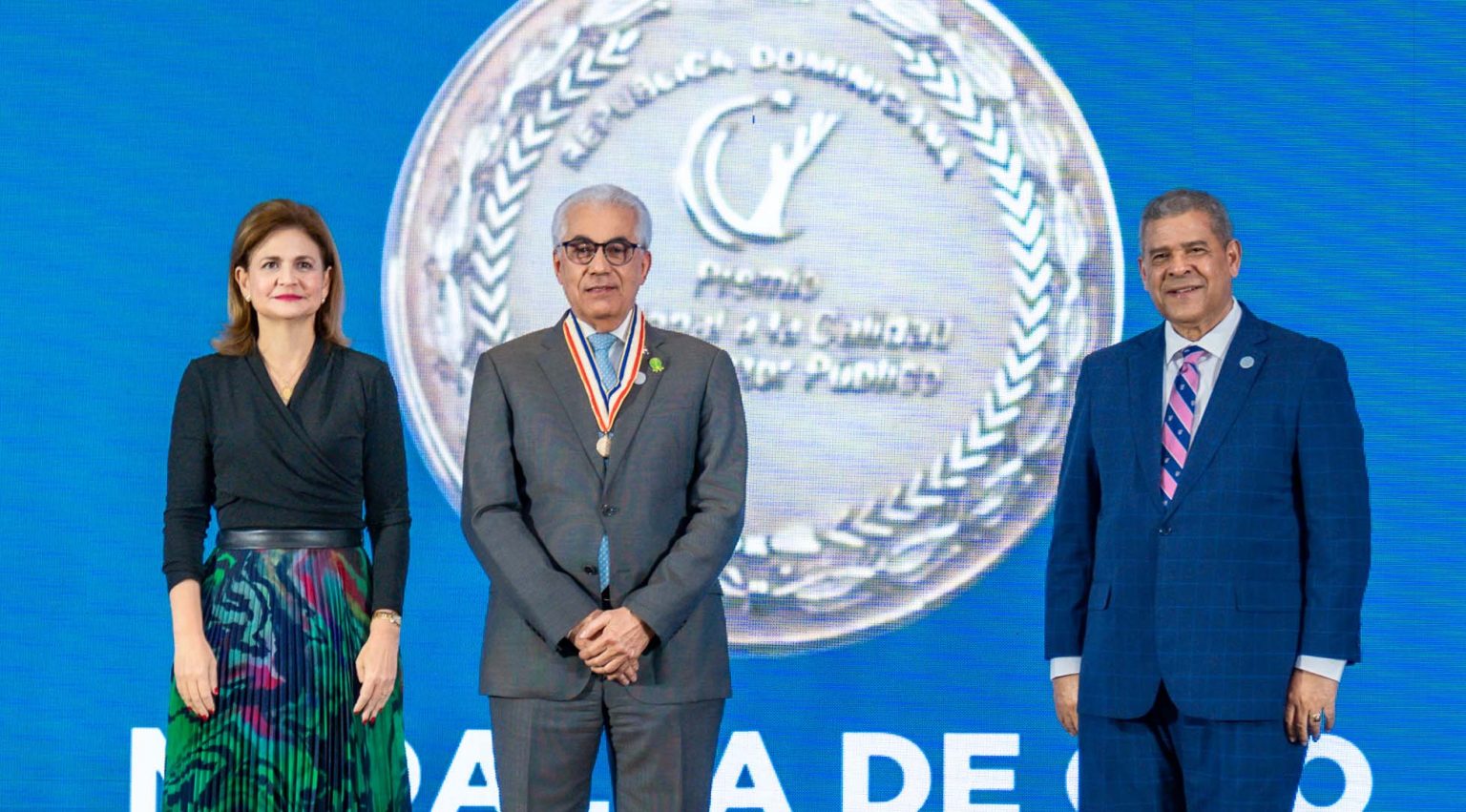 Martin Robles Morillo recibiendo medalla de Oro en Premio Nacional a la Calidad del Sector Publico