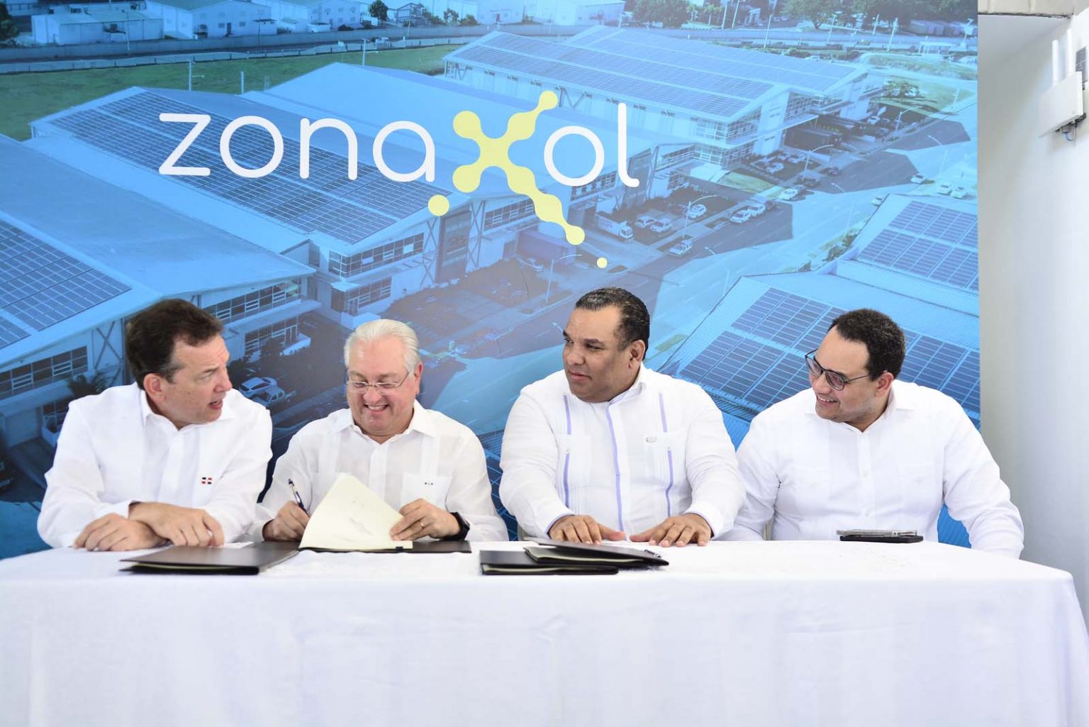 Ministro de Industria y Comercio encabeza firma concesion para proyecto ZonaXol