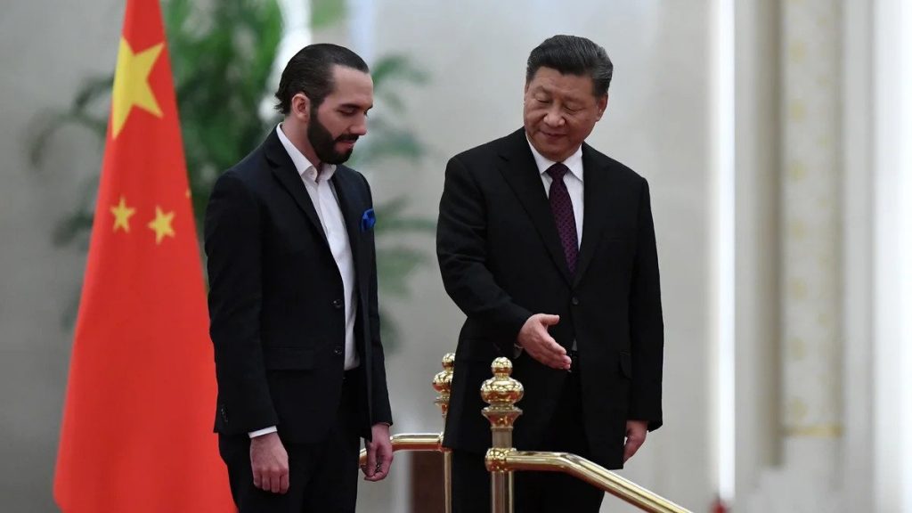 Nayib Bukele en un encuentro con el chino Xi Jinping