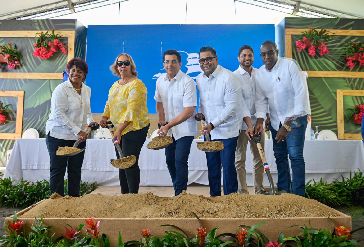 Turismo inicia mejoramiento de las infraestructuras en Playa Palenque San Cristobal