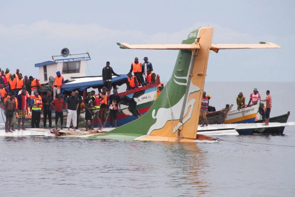avion con 43 personas se estrello en un lago de Tanzania