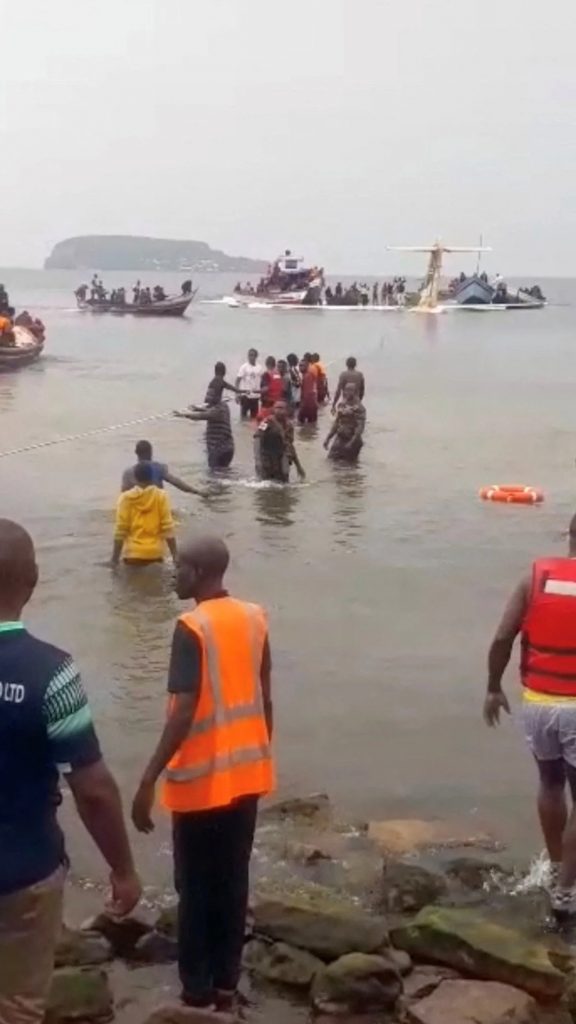 avion con 43 personas se estrello en un lago de Tanzania1