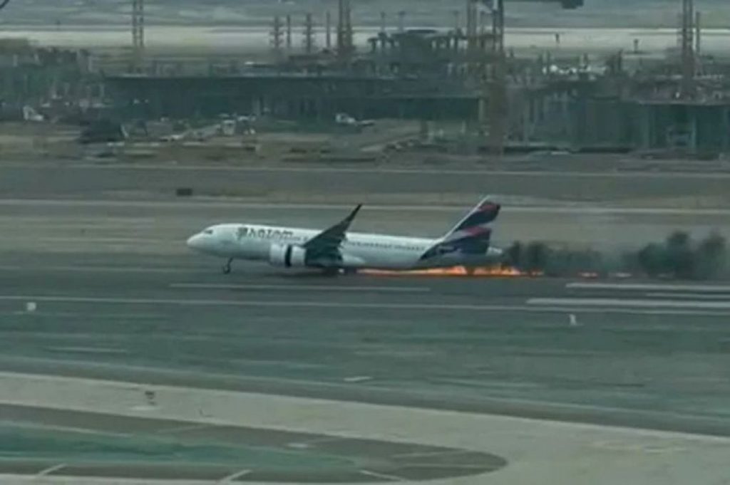 avion de Latam sufrio grave colision en el aeropuerto Jorge Chavez