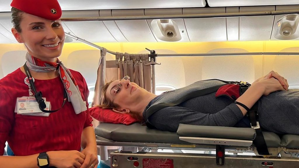 mujer mas alta del mundo pudo volar en avion por primera vez en su vida