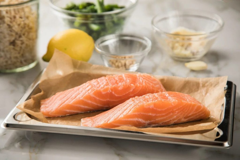 salmon se caracteriza por ser uno de los pescados con altos niveles de grasas saludables omega 3