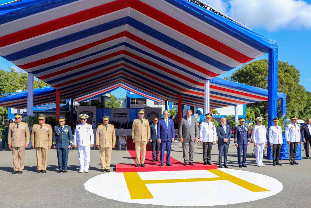 Abinader encabeza graduacion de 31 cadetes de la Policia Nacional