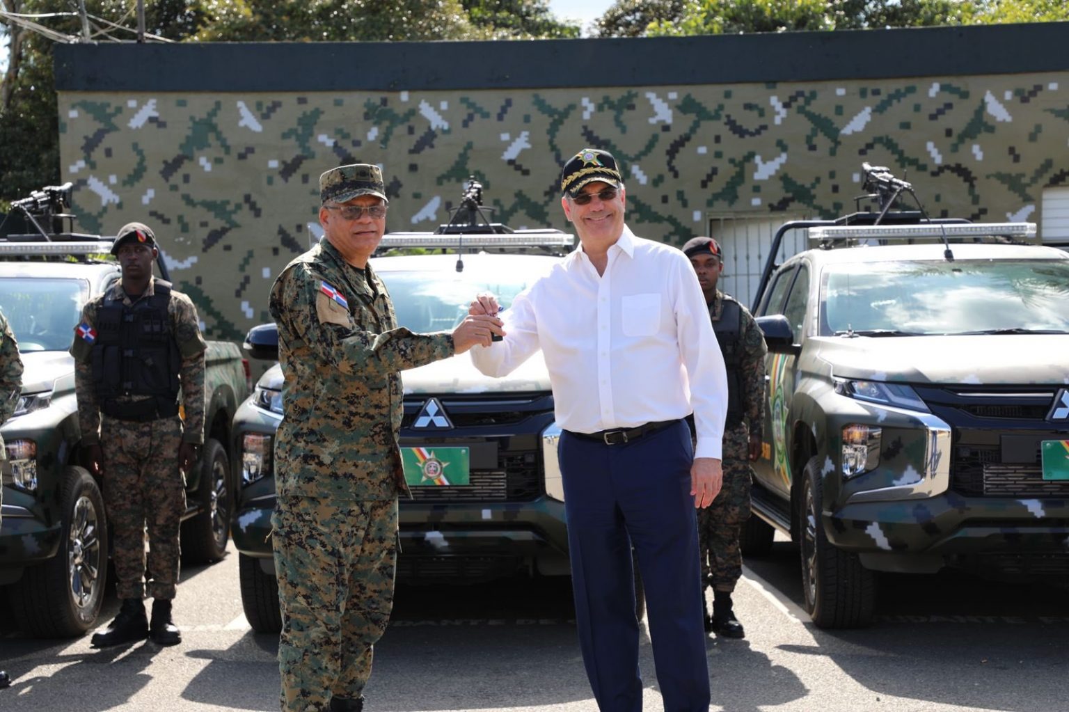 Abinader entrega 40 vehiculos al Ejercito para reforzar seguridad fronteriza